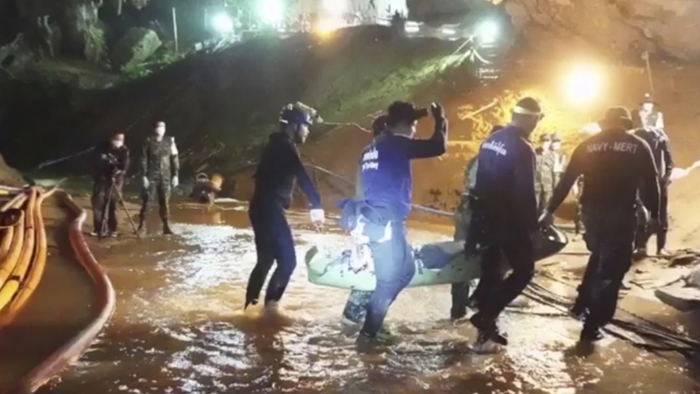 '동굴소년' 구조<em class='find'>영상</em> 공개…흙탕물ㆍ암흑과의 사투