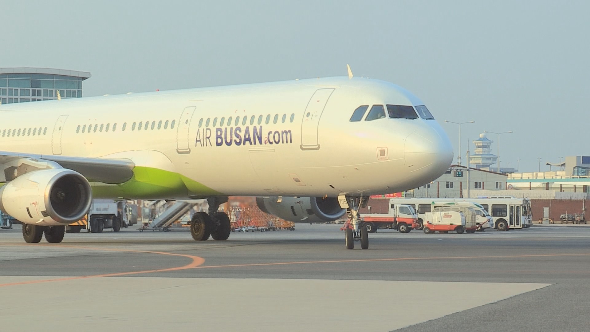 삿포로행 에어부산 여객기 엔진결함으로 비상착륙