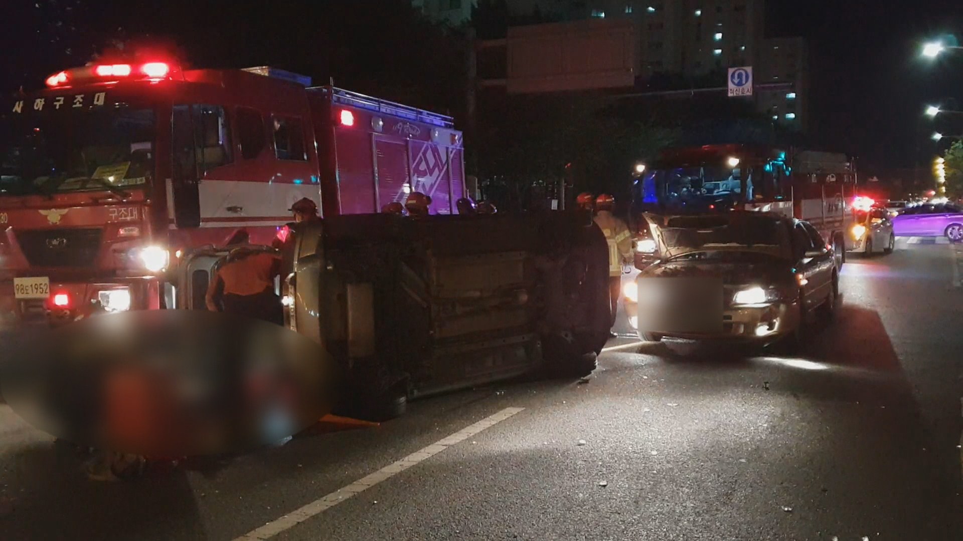 부산 강변도로<em class='find'>에</em>서 승용차 2대 충돌…3명 부상