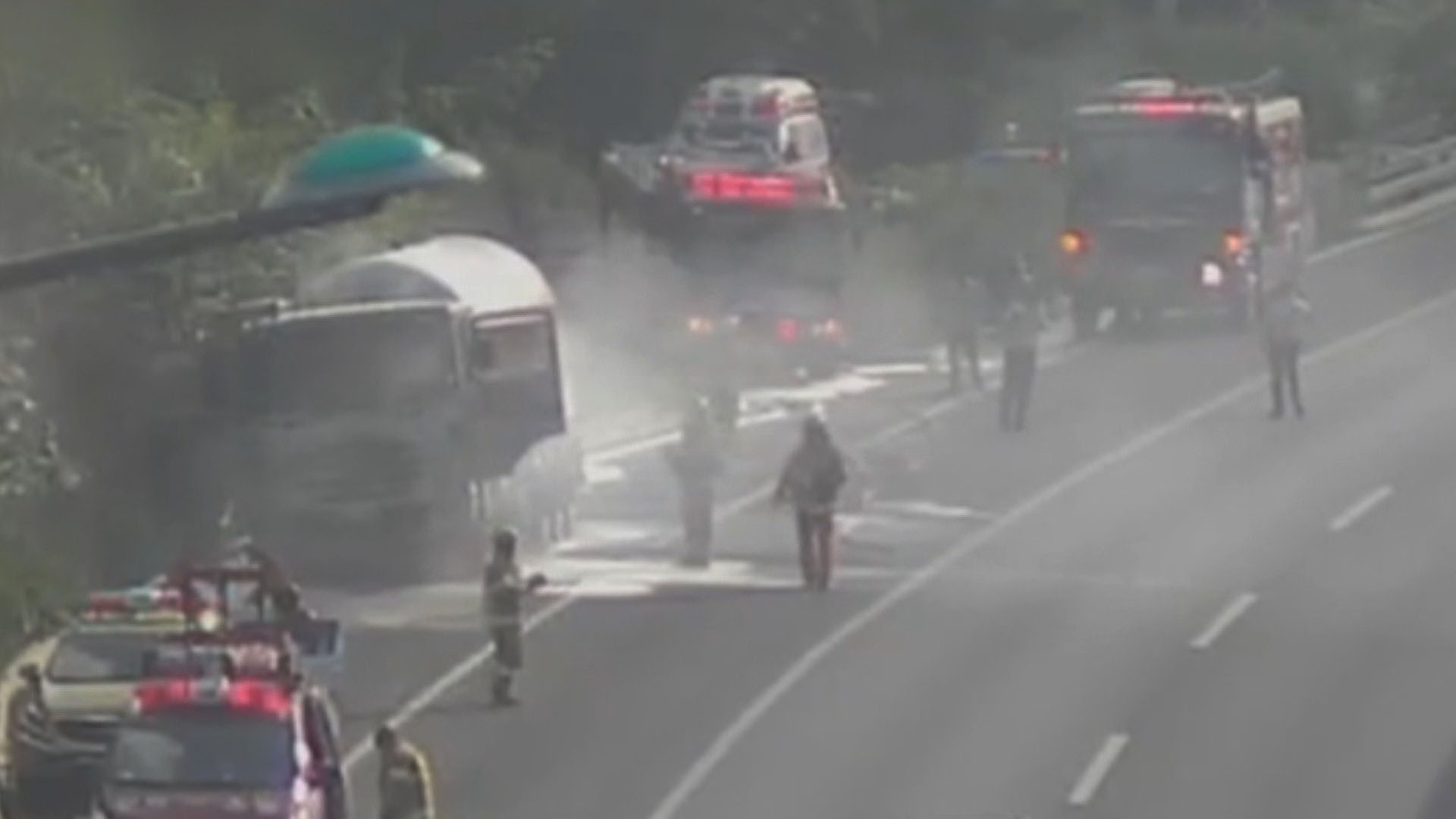 액화 질소 싣고 가던 탱크로리 불…<em class='find'>영동</em>고속도 한때 전면 통제