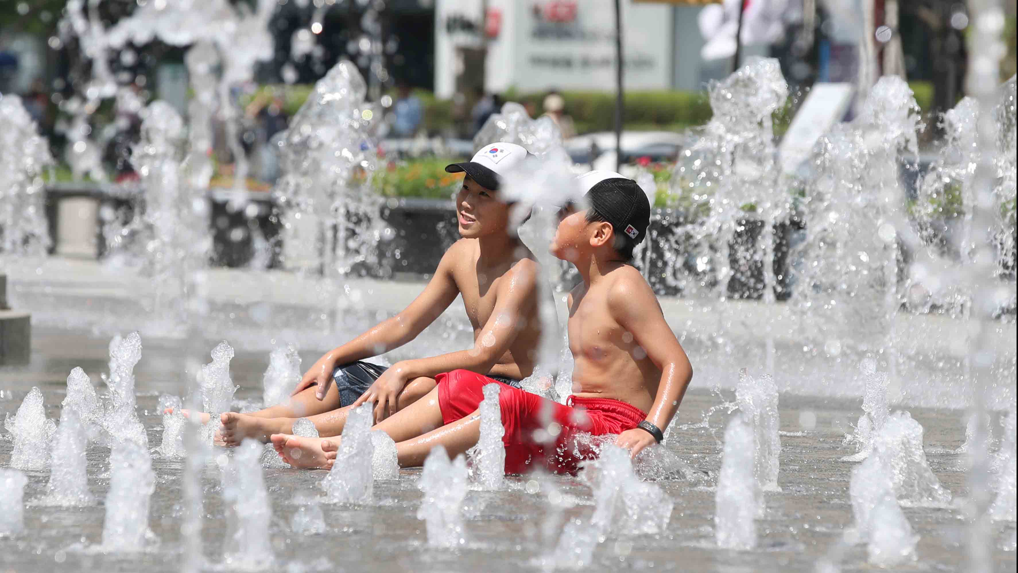 '숨이 턱턱' 가마솥 더위…폭염 장기화 우려