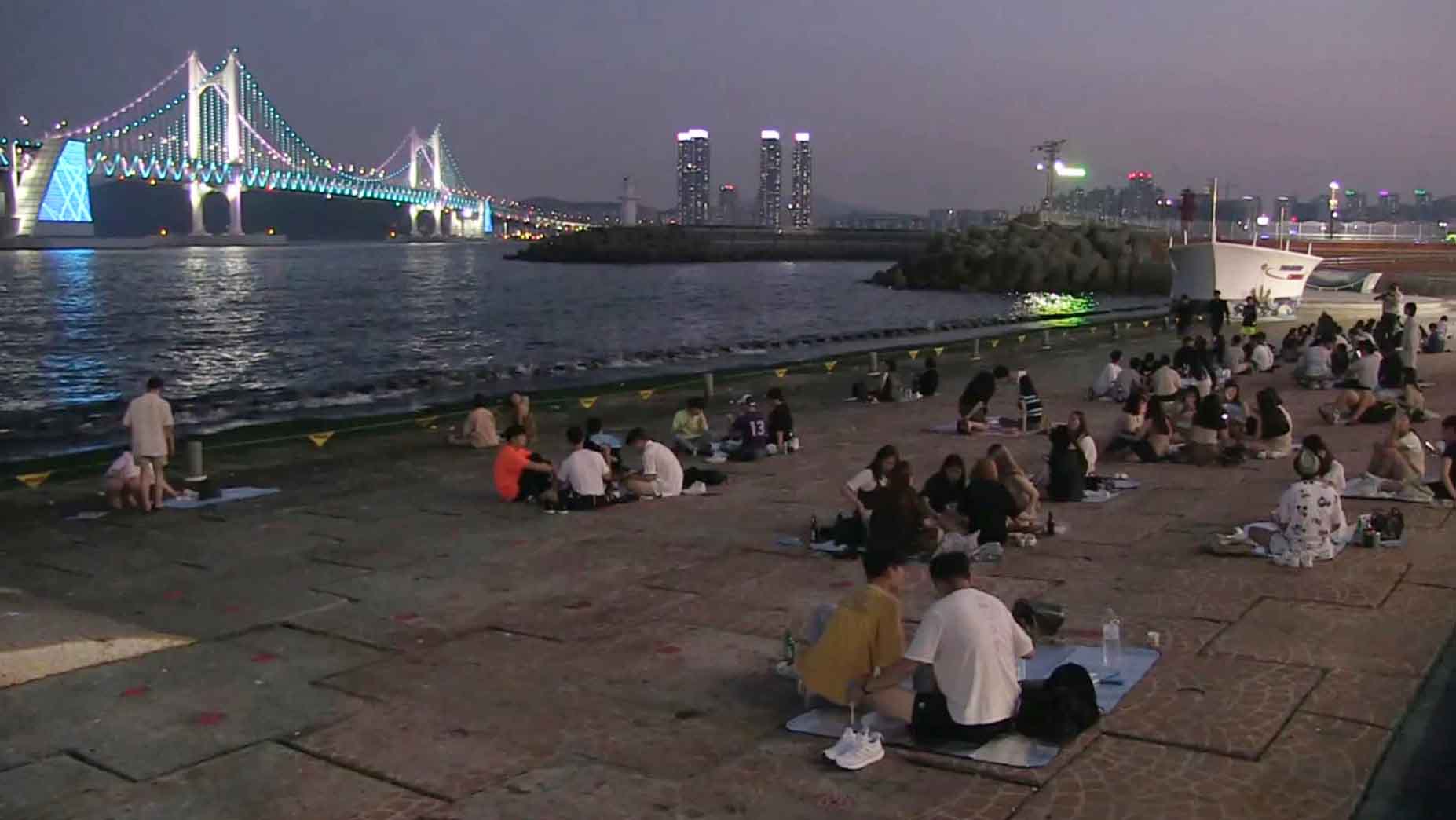 열대야와의 <em class='find'>전쟁</em>…잠 못 드는 피서지 밤에도 '북적'