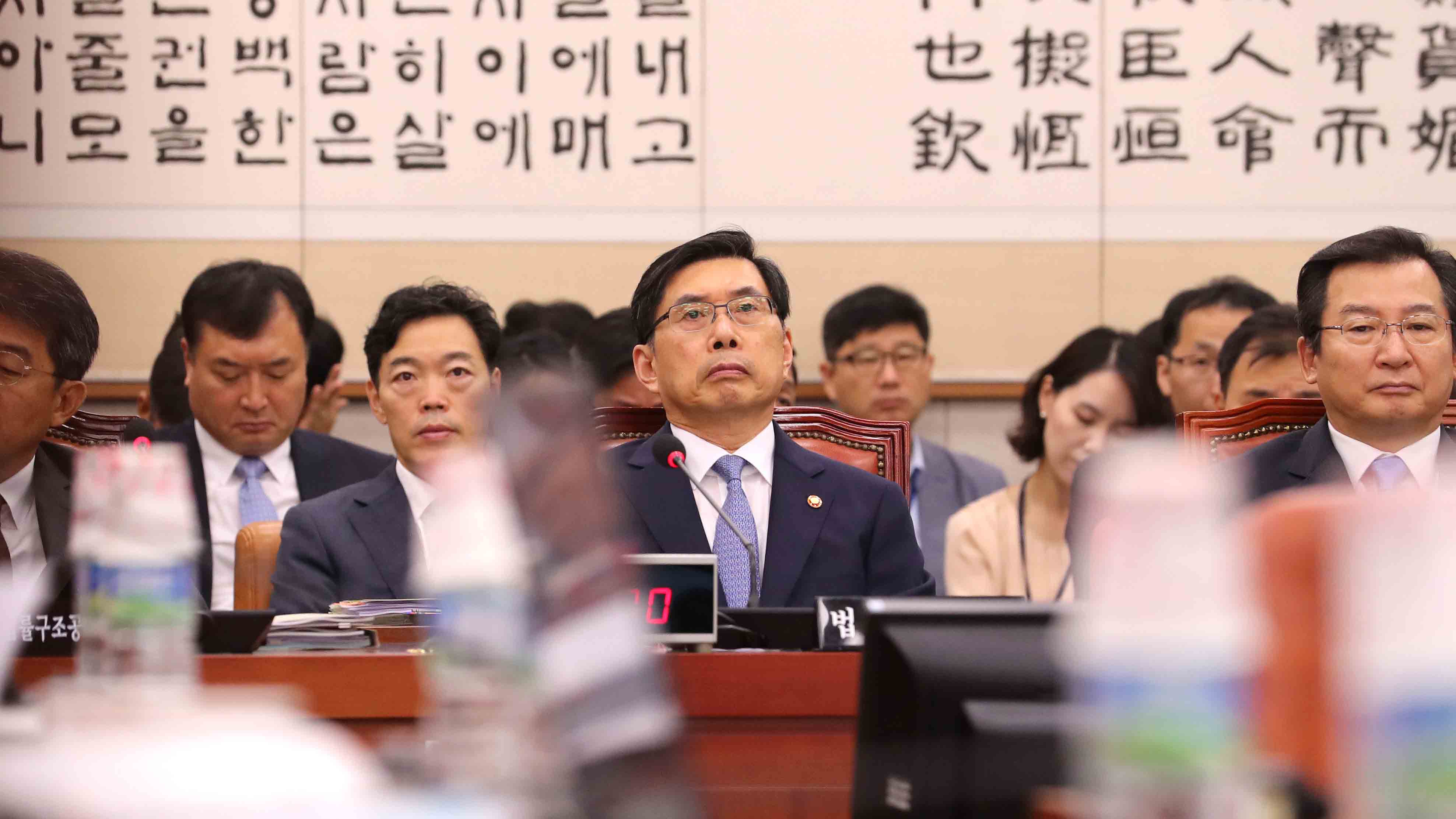 '샌드위치' 검찰…민주 "검찰개혁" vs 한국 "정치검찰"