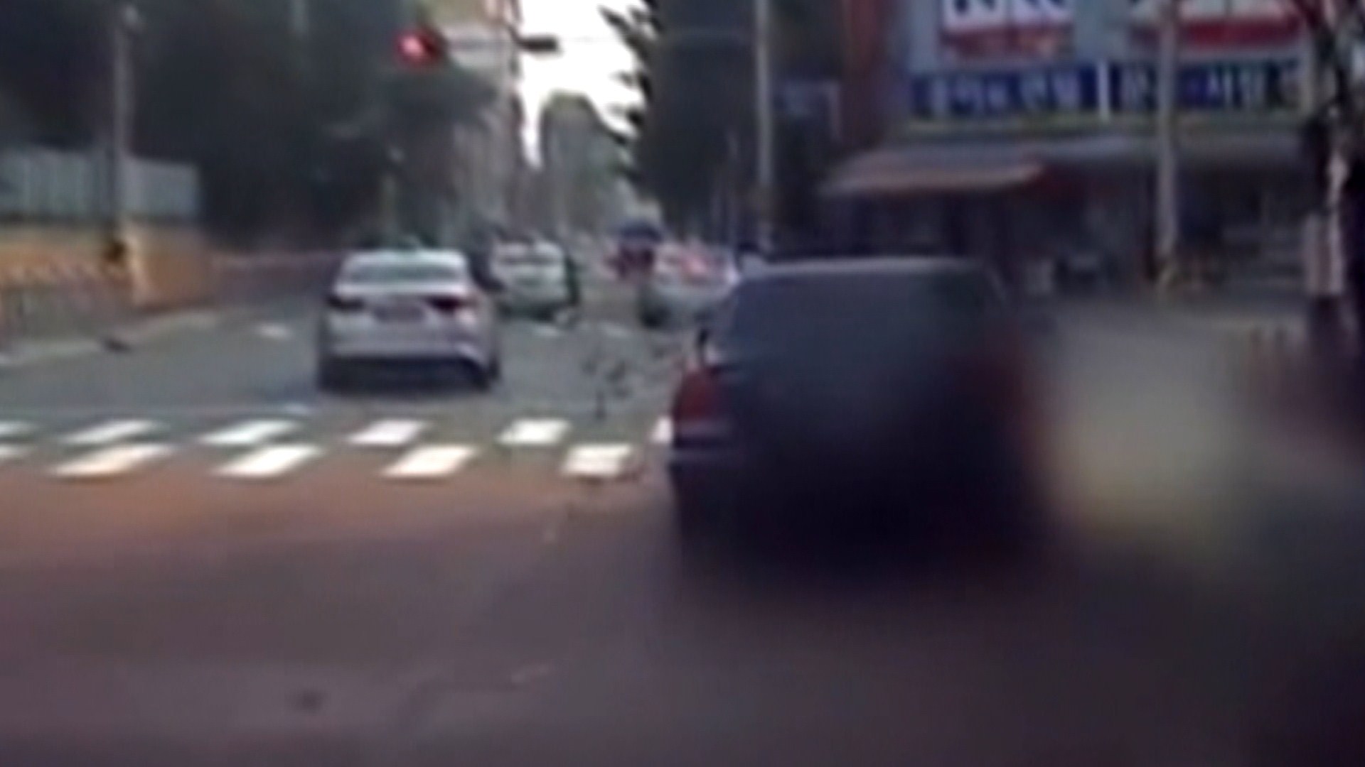 대구 출근길 도심서 <em class='find'>에</em>쿠스 몰며 1,500여만원 뿌려