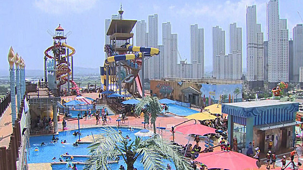 펄펄 끓는 도심…워터파크서 더위 날려요