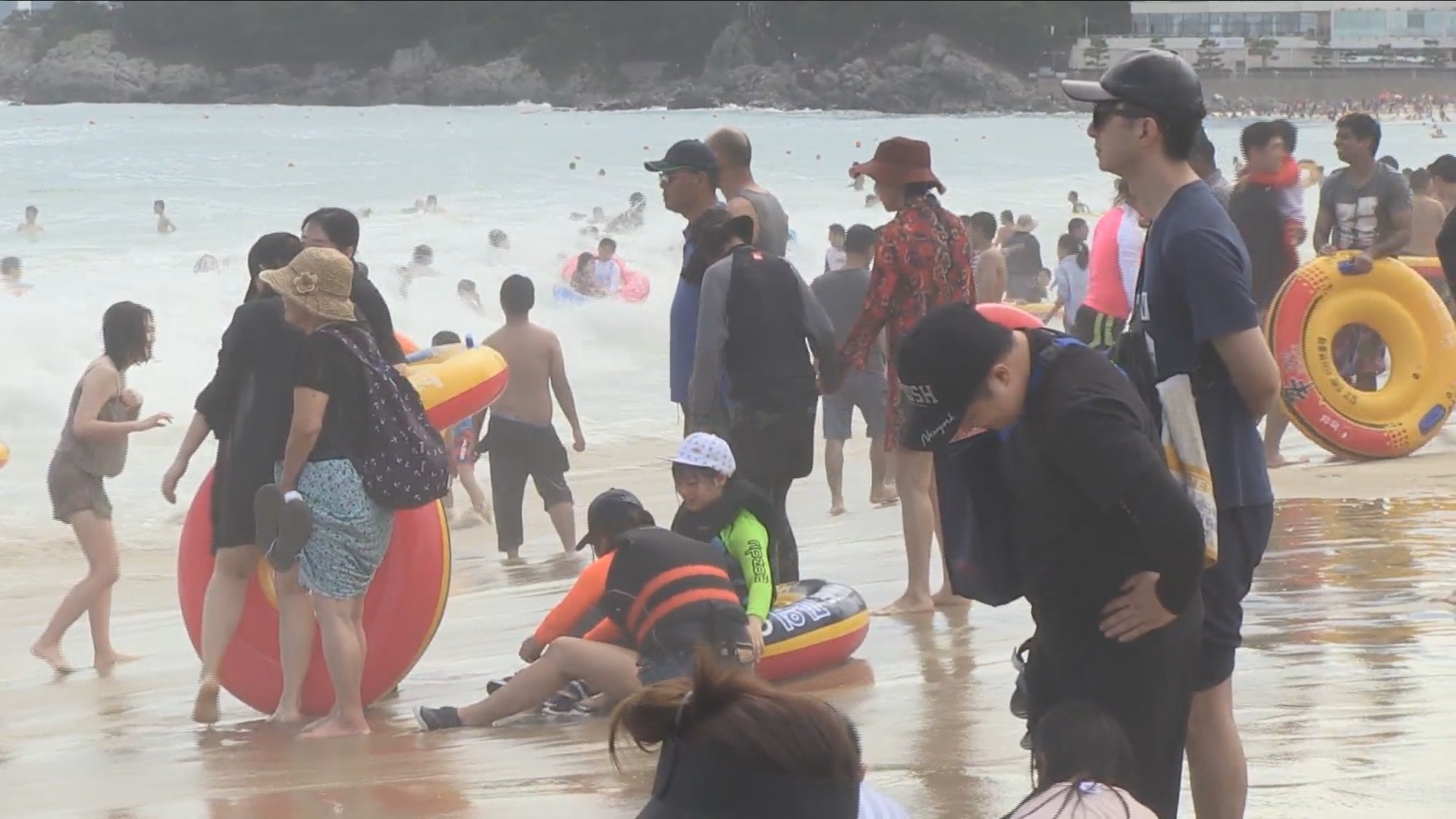 불볕더위 피해 도심 탈출…부산 해운대 북적