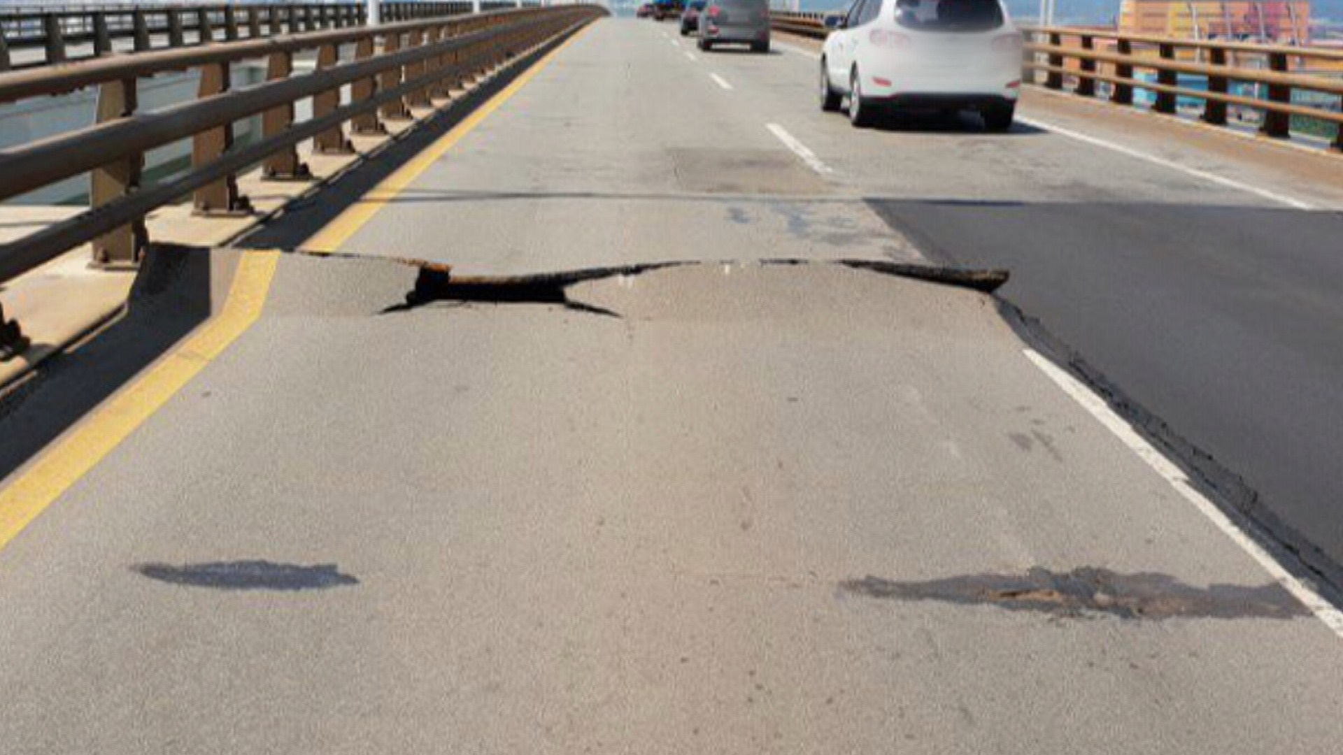 폭염에 이순신 대교 폭 <em class='find'>3.5</em>m 균열…4시간 통제