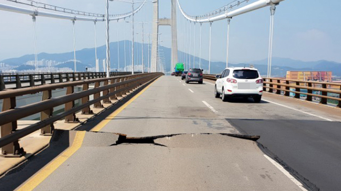 폭염에 이순신 대교 폭 <em class='find'>3.5</em>m 균열…4시간 통제