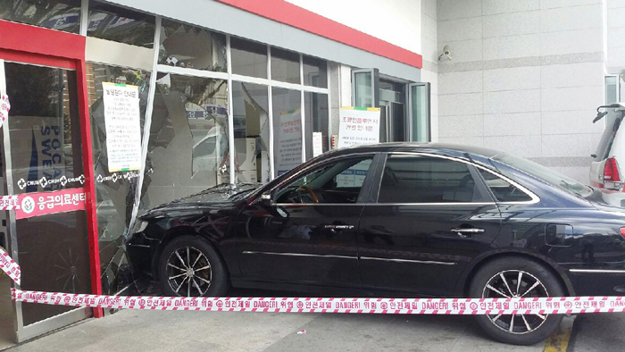 운전미숙 70대, <em class='find'>전</em>남대병원 응급실 돌진…1명 경상