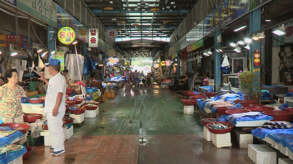 폭염에 텅텅 빈 전통시장…대형마트는 '북적'