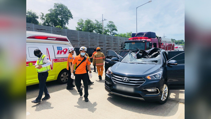고속도로서 80㎏ 바퀴 <em class='find'>이탈</em>…SUV 덮쳐 일가족 사상
