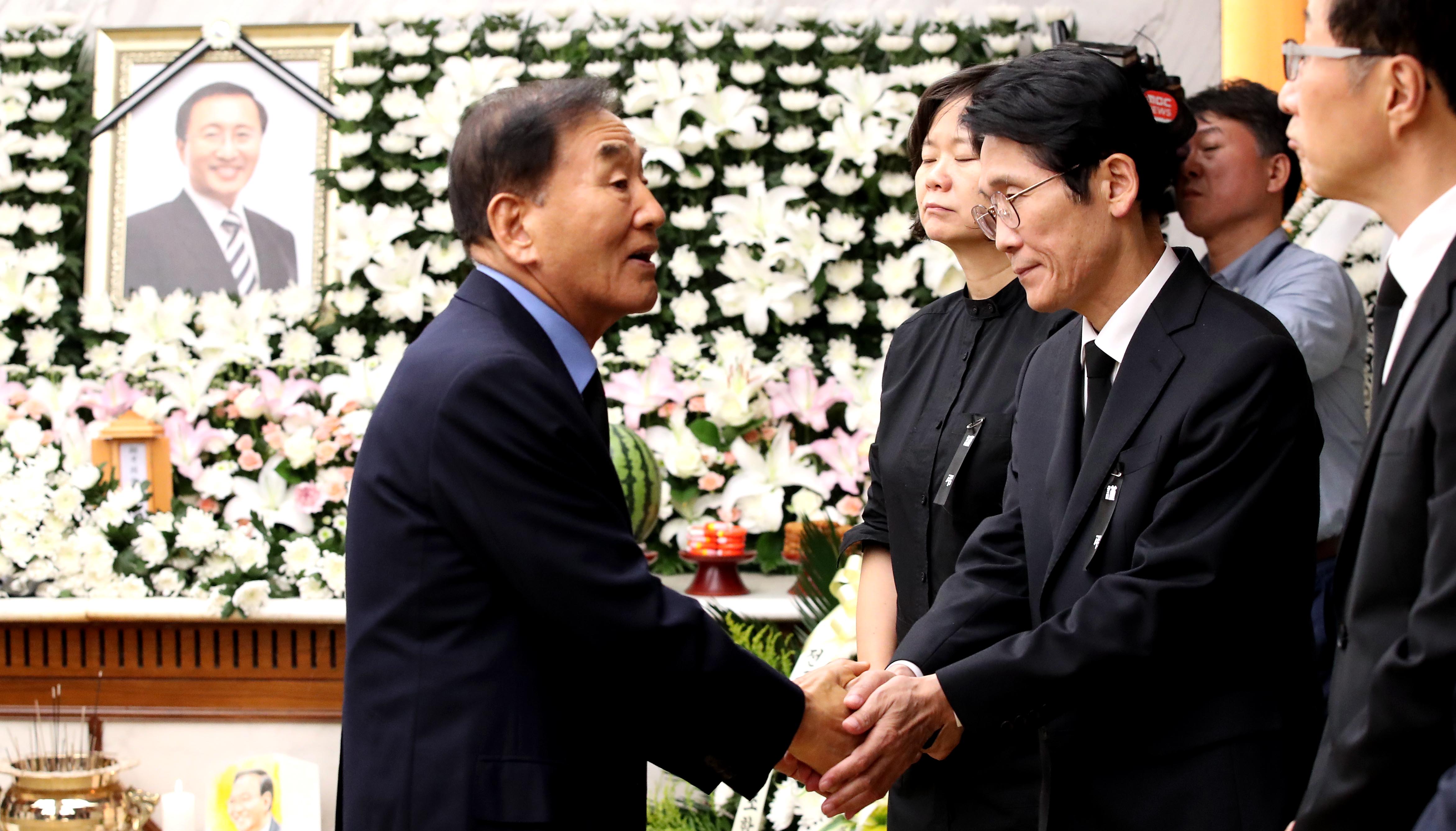 줄잇는 각계 조문행렬…"시간을 돌렸으면"