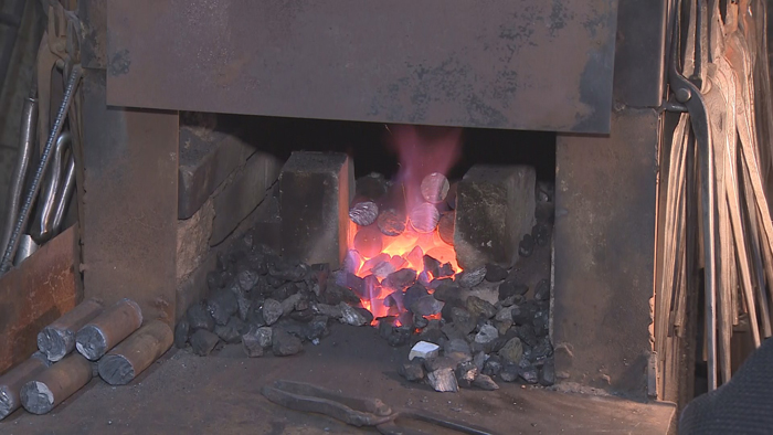 폭염 속 극한직업…대장장이, 불 앞에서 망치질