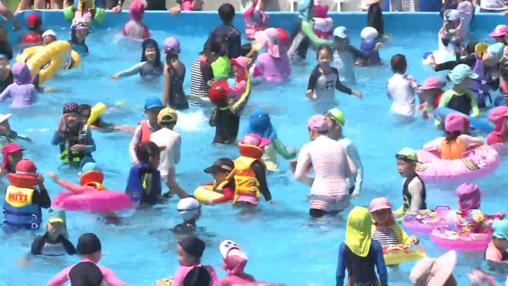 펄펄 끓은 도심 속 '오아시스'…무료 물놀이장 인기만점