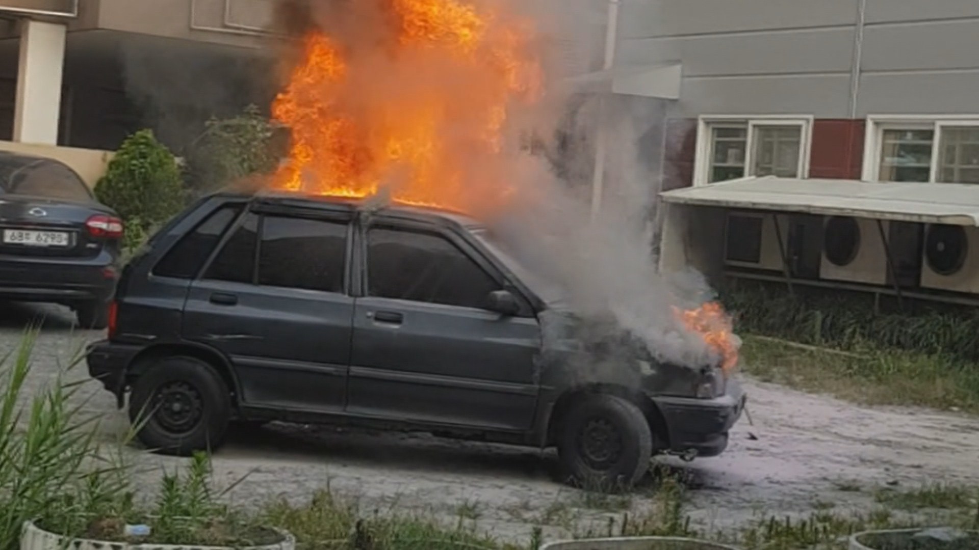 무더위 속 <em class='find'>차량</em>서 불…"시동 켜자 엔진룸서 연기"