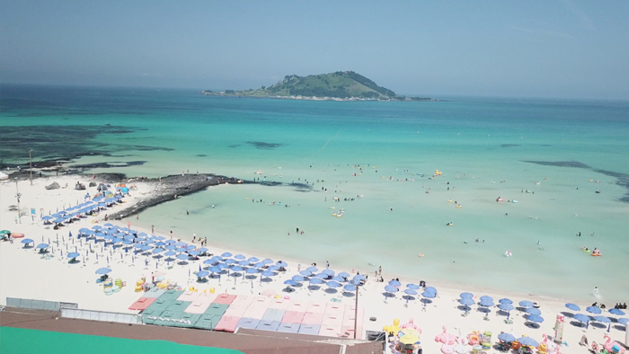 에메랄드빛 바다<em class='find'>에</em>서 물장구…제주 피서객 북적