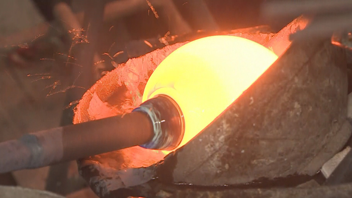 1,500도 용해로앞 선풍기만…폭염 속 유리제조 현장