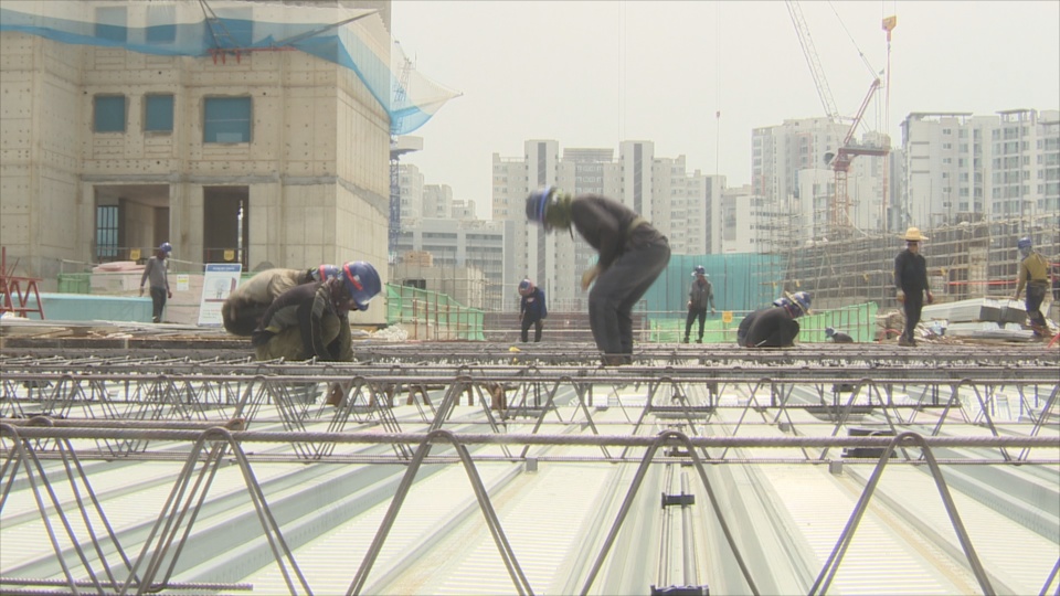 폭염 속 건설현장…굵은 땀방울로 새 보금자리 선물