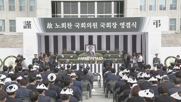 고 노회찬 의원 애도 속 영결식 마쳐…남양주 마석 모란공원서 영면
