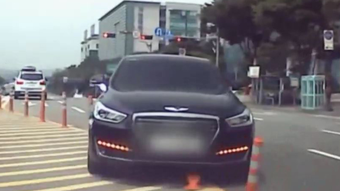 경찰, 비탈길서 굴러내린 <em class='find'>차량</em> 순찰차로 막아