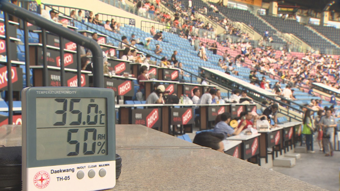 "불타오르네"…야구장도 더위와 <em class='find'>전쟁</em>중