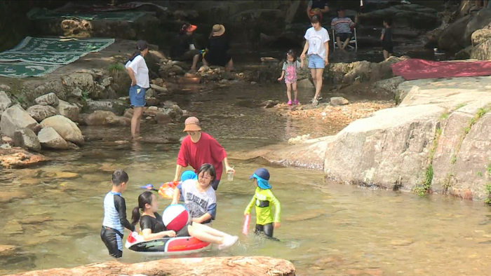 폭염경보 대전 <em class='find'>35</em>도…29도 계룡산 계곡 북적