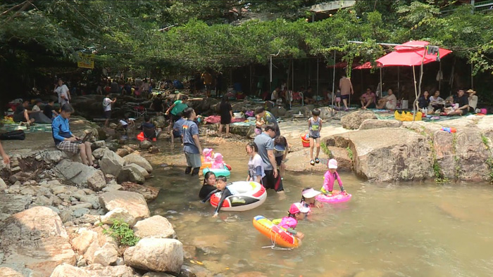 "여기가 천국"…도심보다 8도 시원 계룡산 계곡 북적
