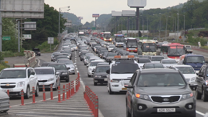 "더위 피해 피서지로"…고속도로 <em class='find'>차량</em> 점차 늘어