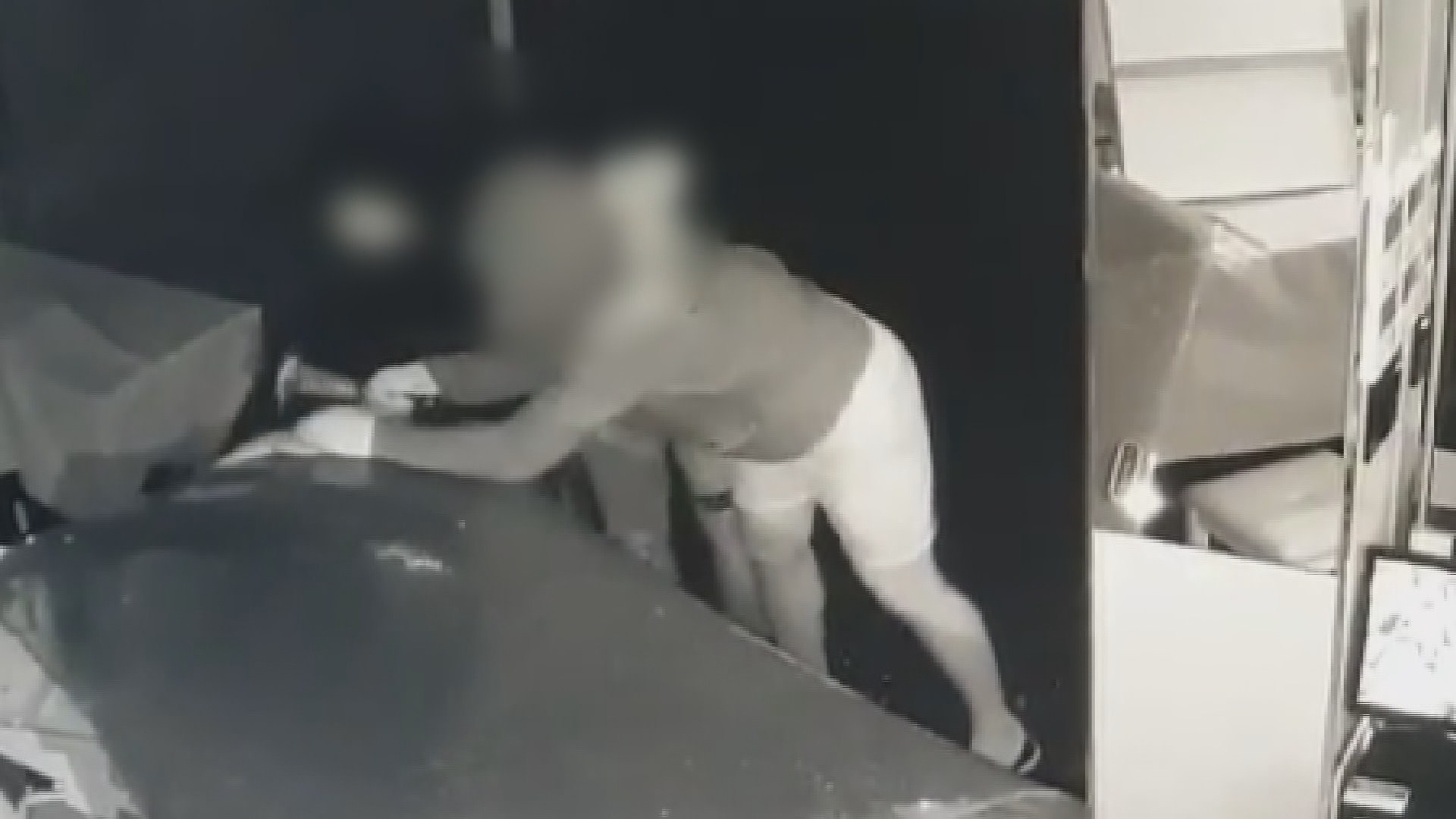 망치 한 개로…<em class='find'>20</em><em class='find'>초</em> 만에 금은방 턴 10대들