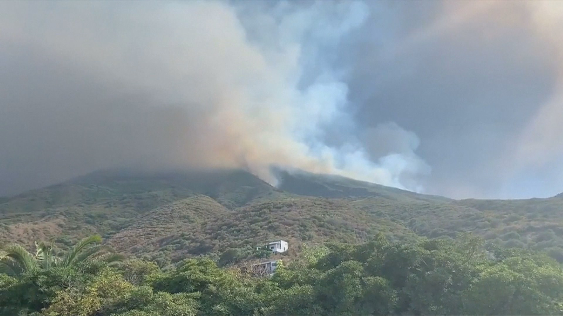 "하늘에서 불 쏟아져"…<em class='find'>이탈리아</em> 화산섬 분화