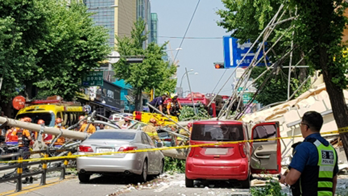 잠원동 건물 붕괴…2명 부상·<em class='find'>차량</em> 파손