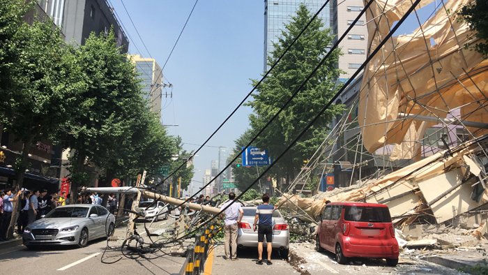 철거중 건물 붕괴로 <em class='find'>차량</em> 덮쳐…2명 구조중