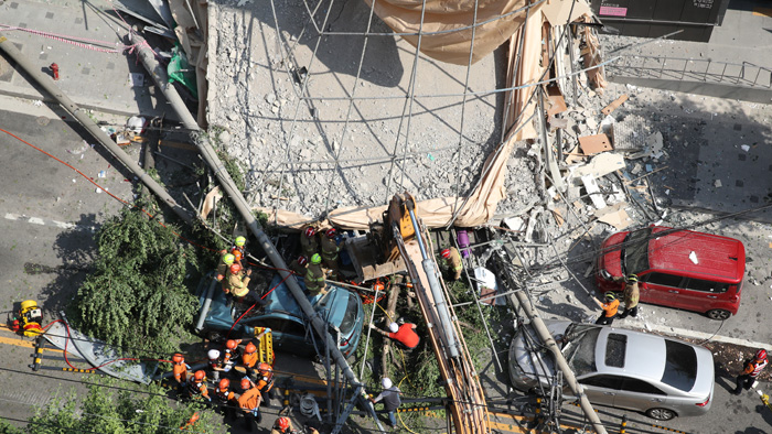 잠원동 철거건물 붕괴로 <em class='find'>차량</em> 매몰…구조중