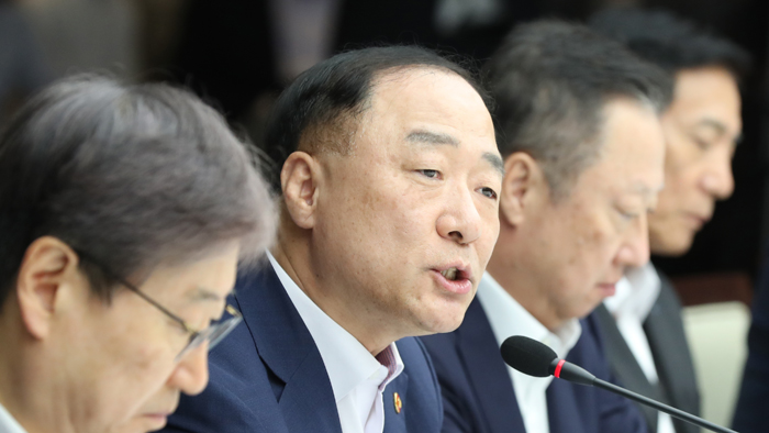 일본에 맞보복 나서나…홍남기 부총리 "배제 못해"