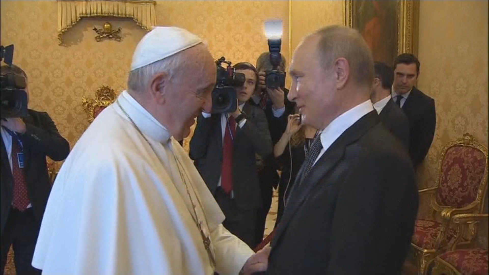 푸틴, <em class='find'>이탈리아</em> 국빈 방문…교황 예방 1시간 지각