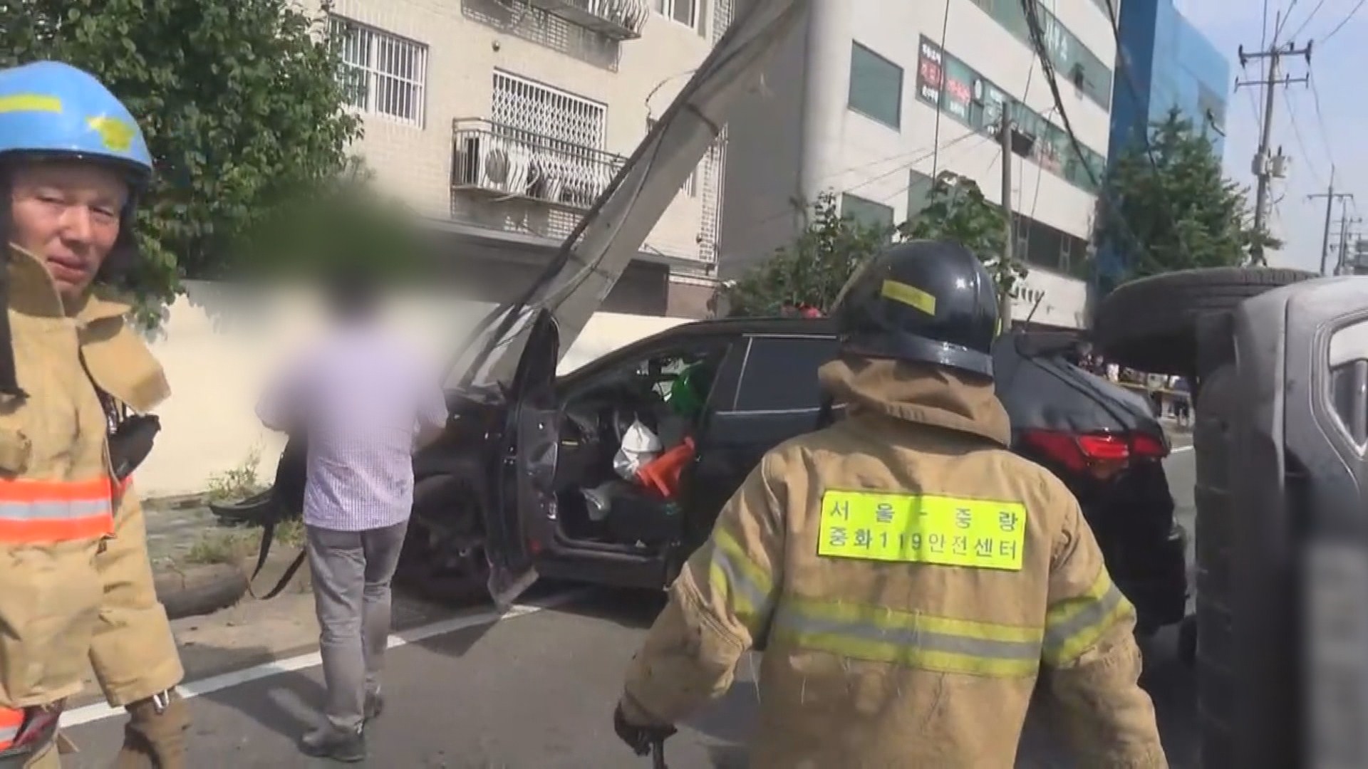 중랑구서 <em class='find'>차량</em>이 전신주 들이받아…일대 정전