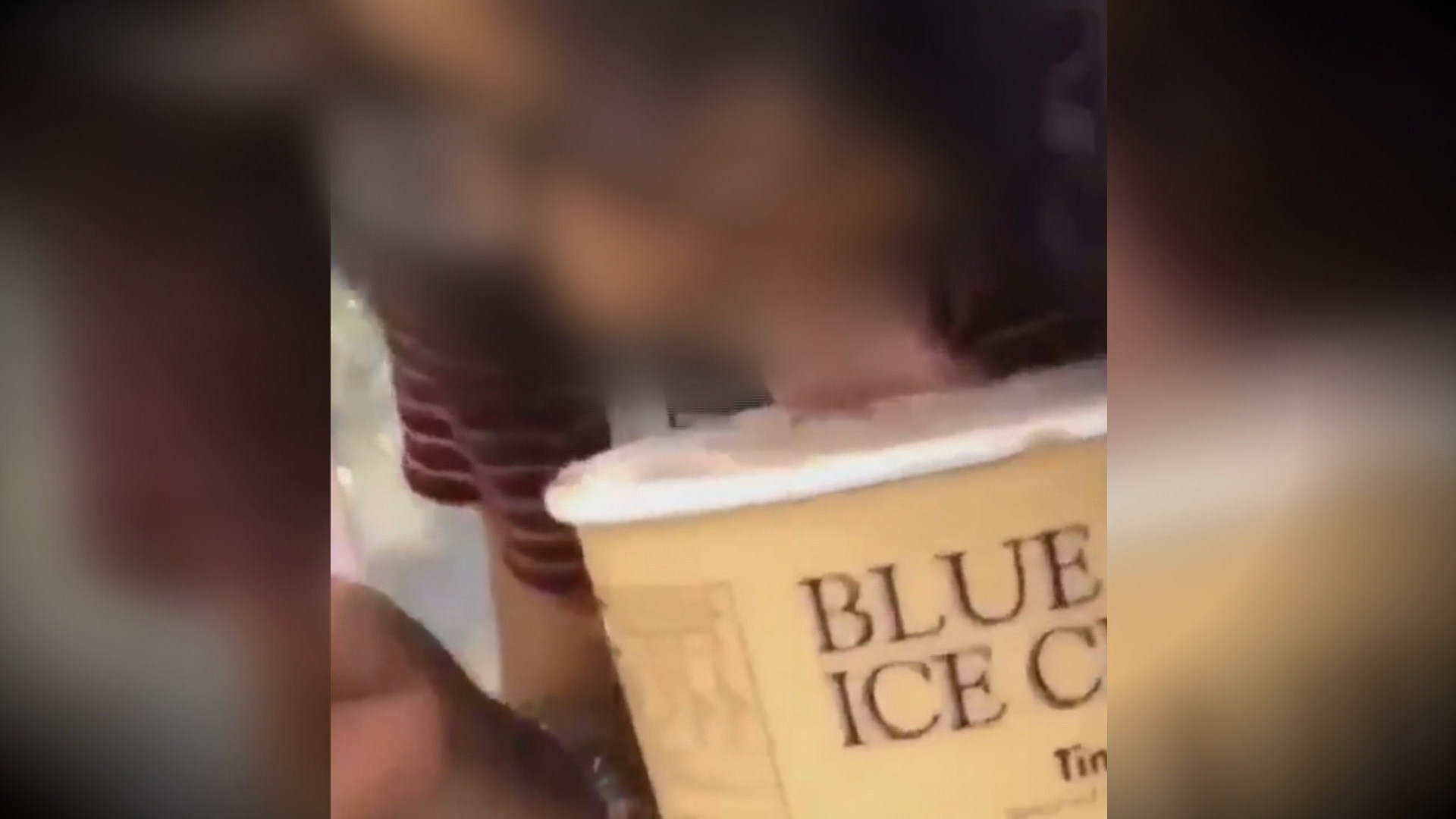 아이스크림 뚜껑 열고 혀로 쓱…누리꾼 공분