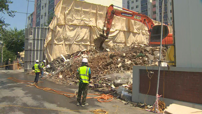 부천서 주택 철거중 가림막 붕괴…<em class='find'>차량</em> 2대 파손