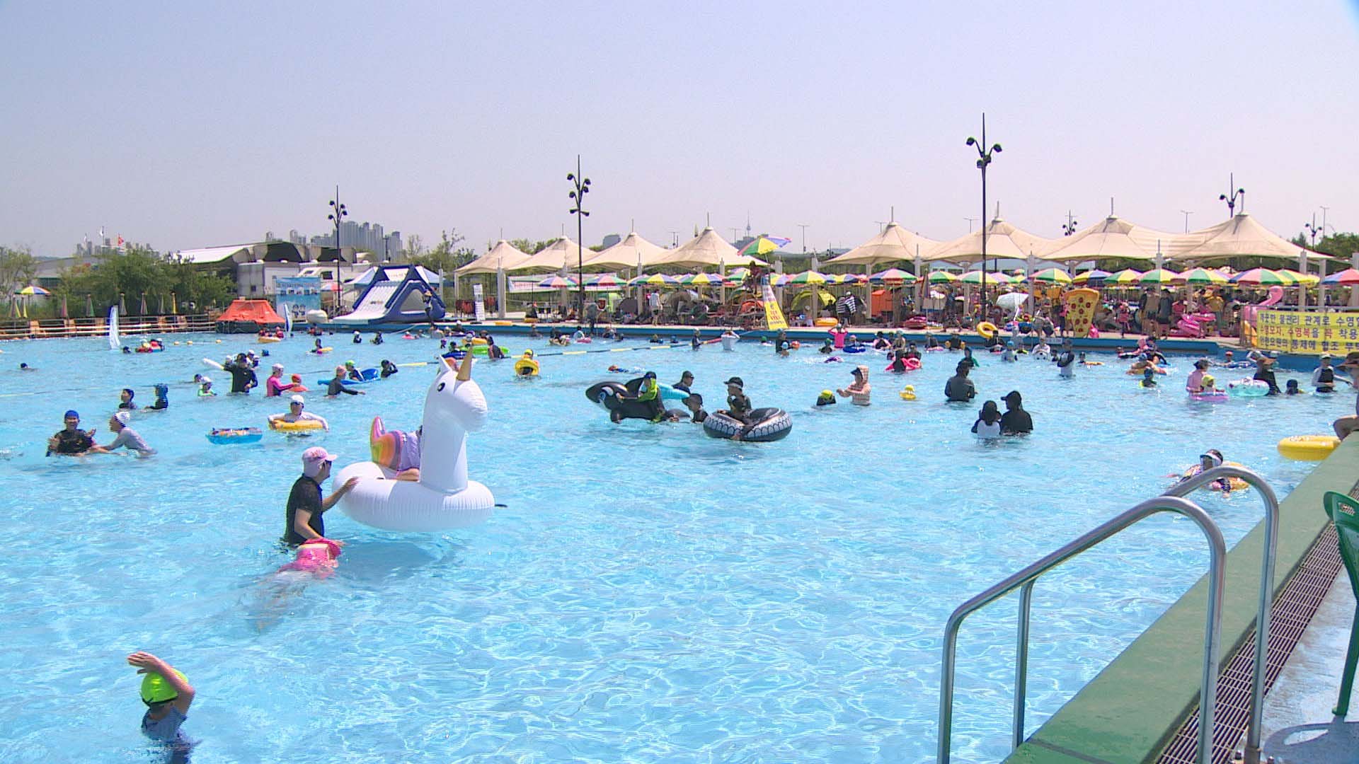 "덥다 더워" 주말 물놀이장 시민들로 북적