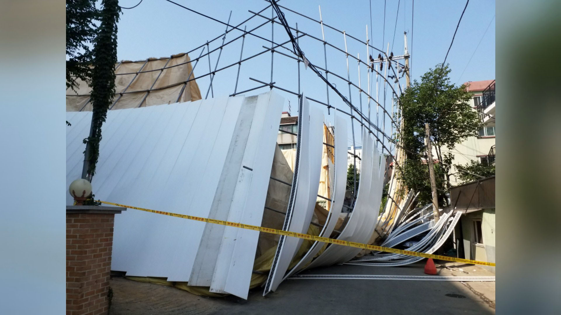 [사건사고] 부천서 주택 철거중 가림막 붕괴…<em class='find'>차량</em> 2대 파손 外