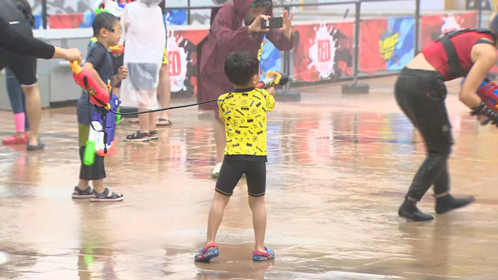 여름더위 시작 '소서'…물총싸움에 물놀이까지