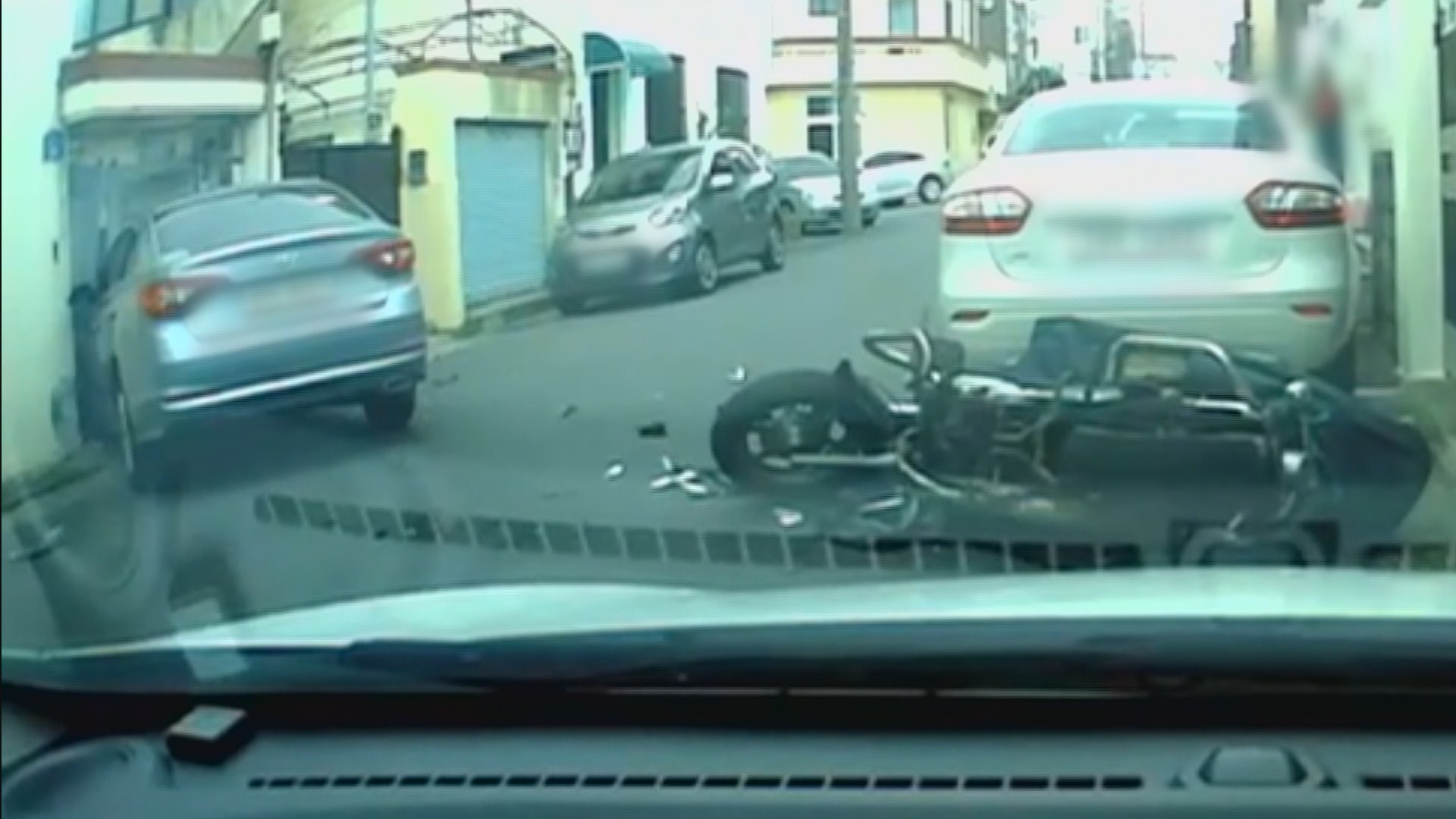 30km 가량 음주 운전…주택가 <em class='find'>차량</em> 연쇄 충돌