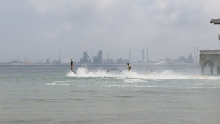 워터보드 타고 '슝슝'…신기술 수상레저 '인기'