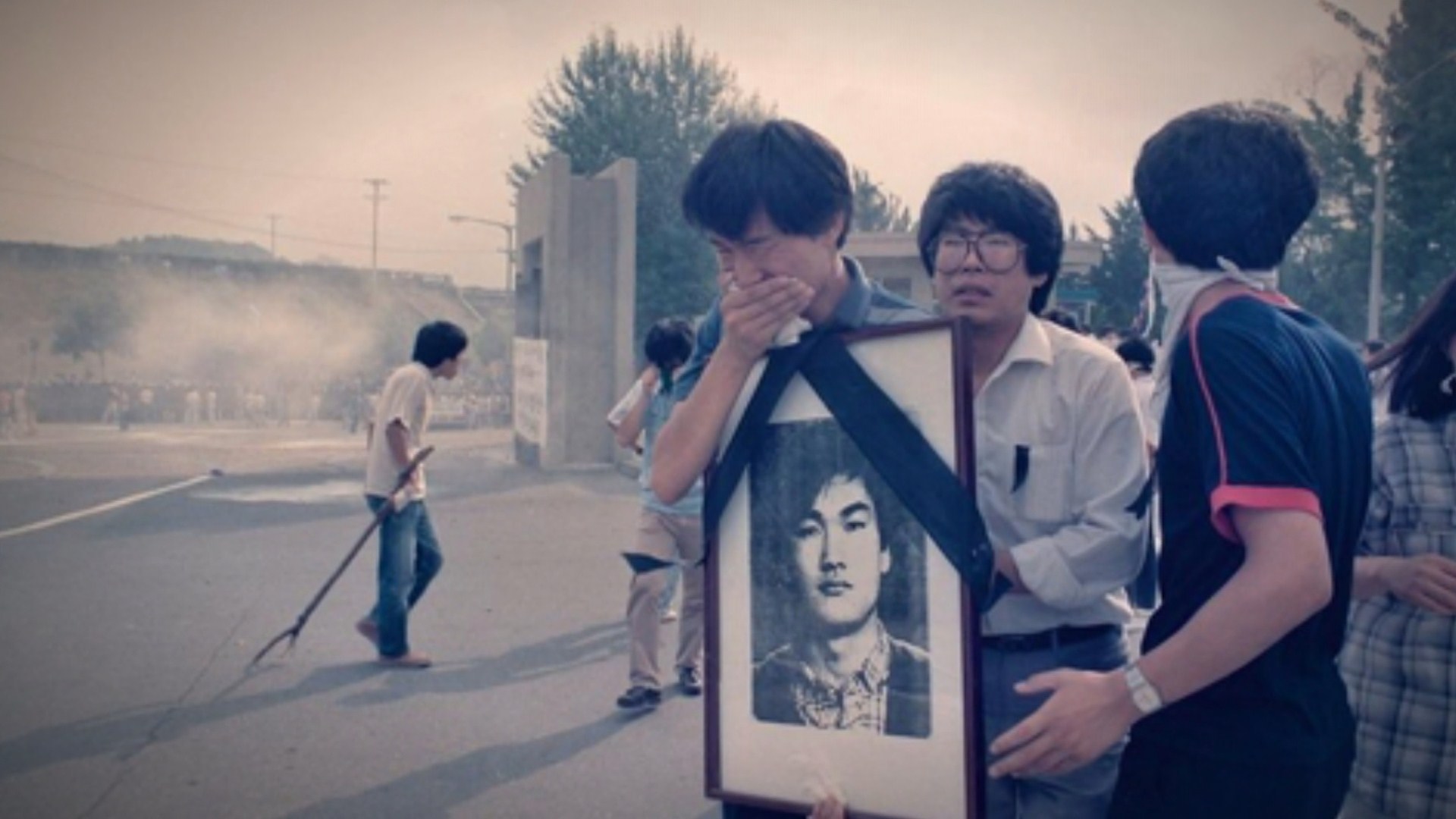 32년 <em class='find'>전</em> '이한열 장례식' 사진 첫 공개