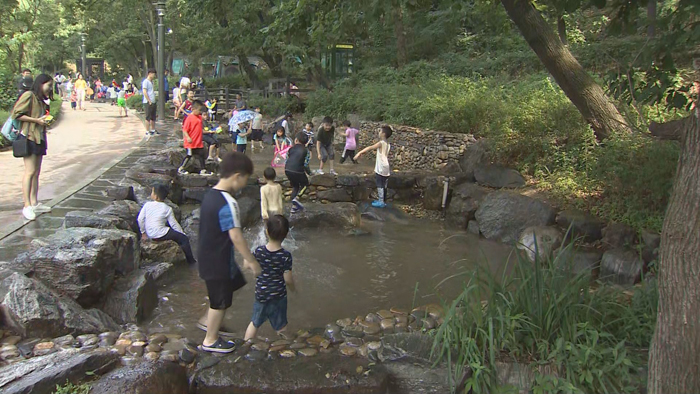 대야에 발담그며 더위 날려요…캠핑장도 인기