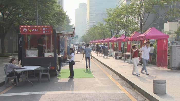 청계천 거닐며 더위 식혀요…서울 밤도깨비 야시장