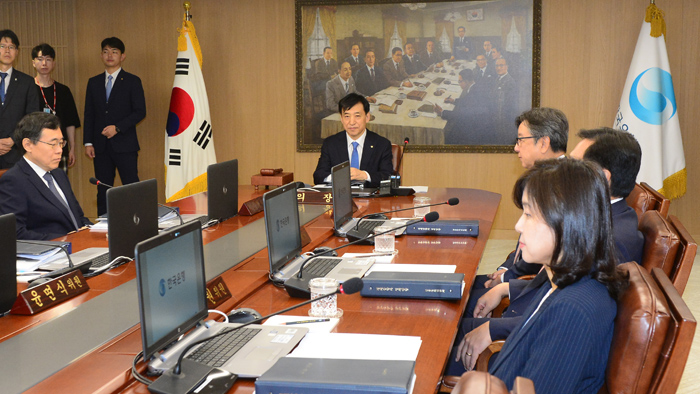 한은 기준금리 0.25%p 전격 인하…日변수도 고려