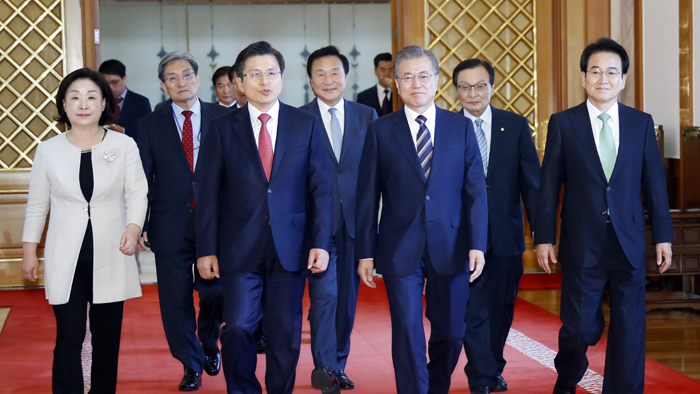 [속보] 문 대통령·여야대표 회동 종료…180<em class='find'>분</em>간 현안 논의