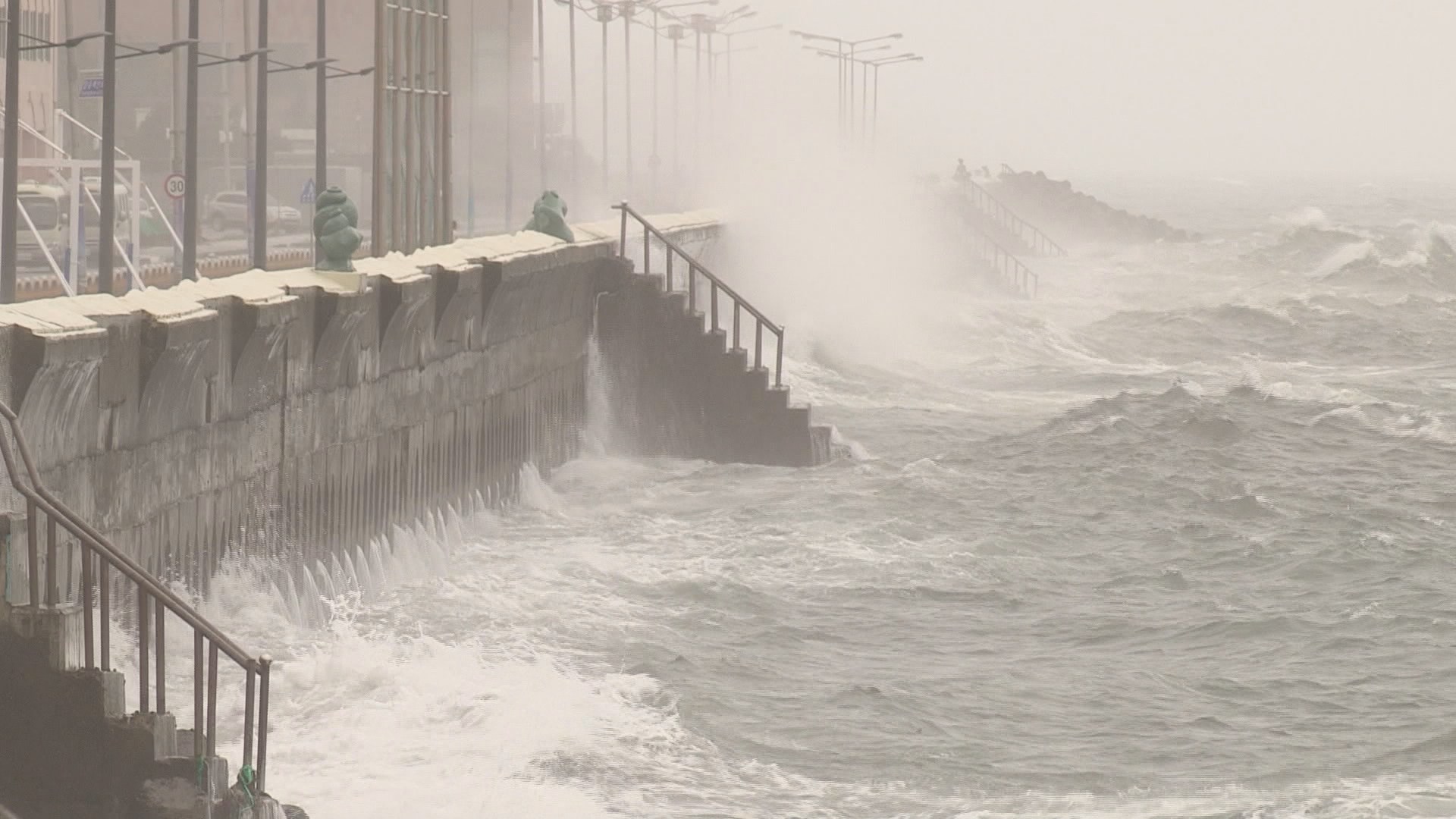 태풍 다나스 한반도 접근…내일 오후까지 고비