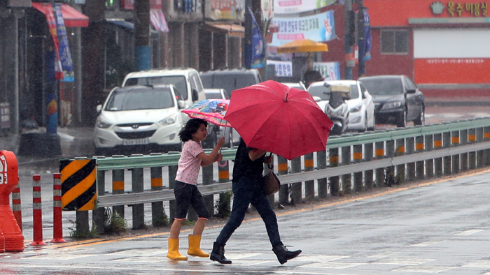 태풍 '다나스' <em class='find'>전</em>남 상륙 임박…내륙서 약화할 듯